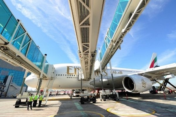 Le terminal spécial A380 de Dubaï aura à terme la capacité d'accueillir 15 millions de passagers par an.La nouvelle aile de onze étages a une superficie de 528.000 mètres carrés, et sa construction a coûté trois milliards de dollars.
