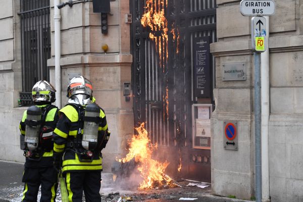 Le porche de la succursale de la Banque de France à Nancy (Meurthe-et-Moselle) a été incendié jeudi 6 avril, en marge de la manifestation contre la réforme des retraites.