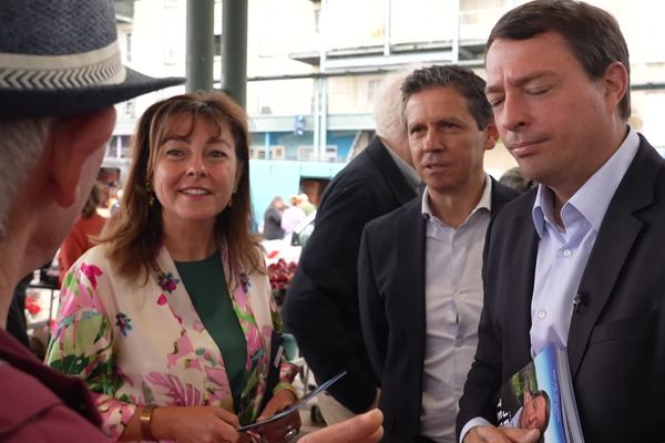 Carole Delga (PS), Jean Terlier (Renaissance) et Christophe Ramond (PS) en campagne ensemble sur le marché d'Aussillon dans le sud du Tarn ce jeudi 4 juillet.