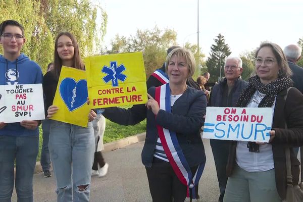 Plus d'une centaine de personnes ont manifesté contre l'absence de médecin au Smur de Noyon (Oise). Parmi elles, Martine Levert (au centre), maire du village de Campagne.