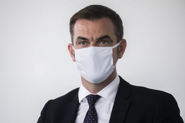 Olivier Véran, le ministre de la Santé, a brandi la menace d'un classement en rouge écarlate pour Lyon, Grenoble et Saint-Etienne si la situation sanitaire continuait à se dégrader. 1er octobre 2020.