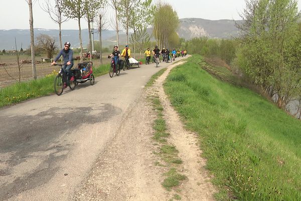 Un orchestre symphonique a entrepris une tournée de Grenoble à Genève entièrement à vélo.