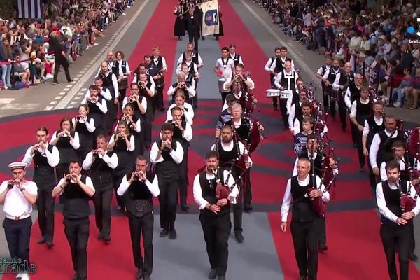 3000 musiciens et danseurs, dont beaucoup de jeunes, ont défilé ce 15 août à Lorient pour la Grande Parade des Nations Celtes, moment phare du Festival Interceltique.