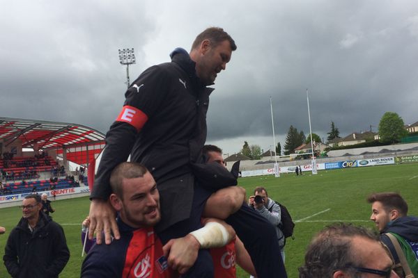 Jeremy Davidson quitte le Stade Aurillacois et la ProD2 pour rejoindre le staff de Bordeaux. Lors du dernier match à jean Alric, il a été porté en triomphe par ses joueurs.