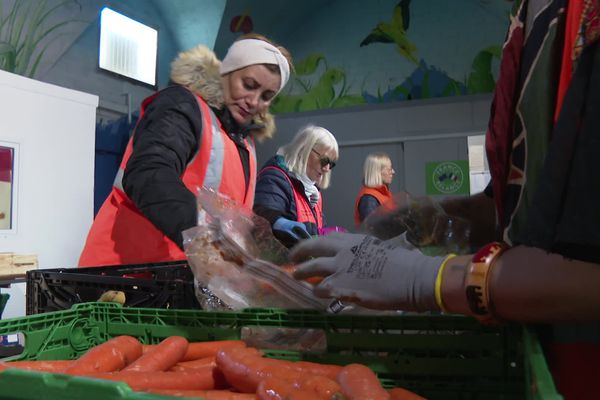 Collecter, trier, redistribuer c'est le quotidien des bénévoles de la banque alimentaire du Gard à 42 000 personnes. Grâce à la solidarité, l'association reprend ses activités dès lundi 2 décembre et lance une cagnotte en ligne pour rachter des camions ou pouvoir en louer.