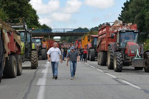 Les agriculteurs prévoient de nouvelles actions de blocages ce jeudi à La Croisière (Creuse)