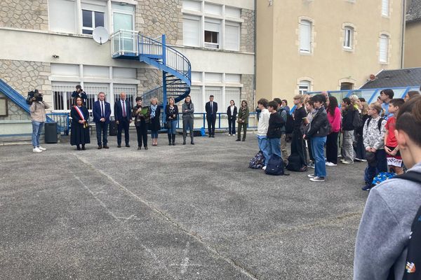 Minute de silence, ce 14 octobre 2024, dans un collège de l'Aveyron, pour rendre hommage aux professeurs assassinés dans l'exercice de leur métier, Samuel Paty et Dominique Bernard.