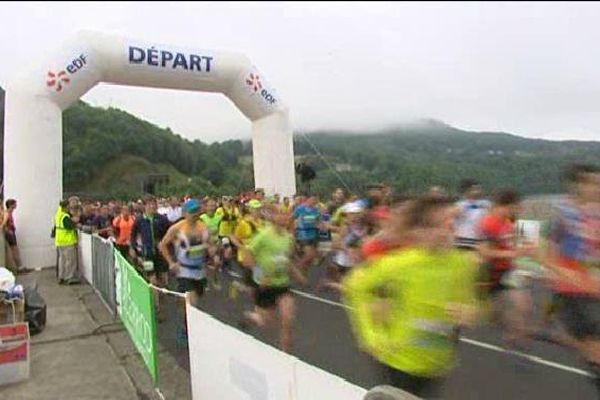 Le trail de l'Aquaterra en 2014 au départ du barrage de Bort-les-Orgues