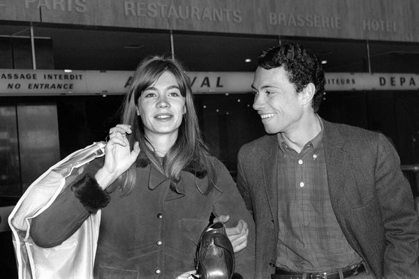 Françoise Hardy et Jean-Marie Périer à l'aéroport d'Orly le 13 avril 1965.