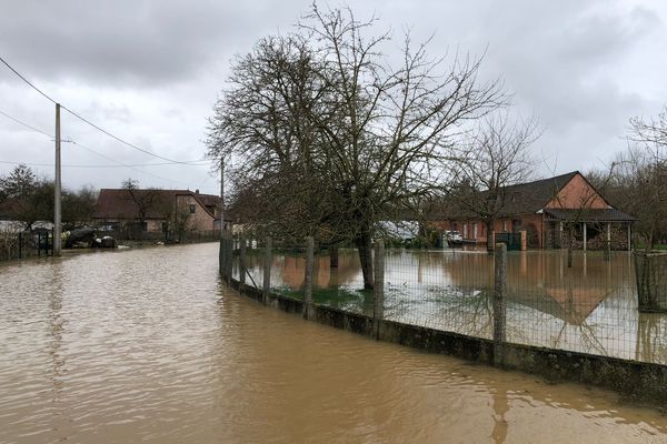 Des inondations ont de nouveau frappé certaines communes du Pas-de-Calais suite aux intempéries du nouvel an, comme ici à Delettes, village traversé par la Lys, lundi 1er janvier 2024.