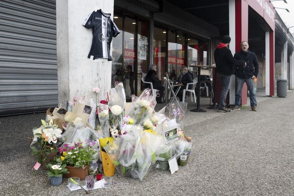 Anis,15 ans, a été tué d'une balle dans la tête le jeudi 31 octobre dans le quartier des Couronneries à Poitiers, devant ce restaurant où des fleurs ont été déposées.