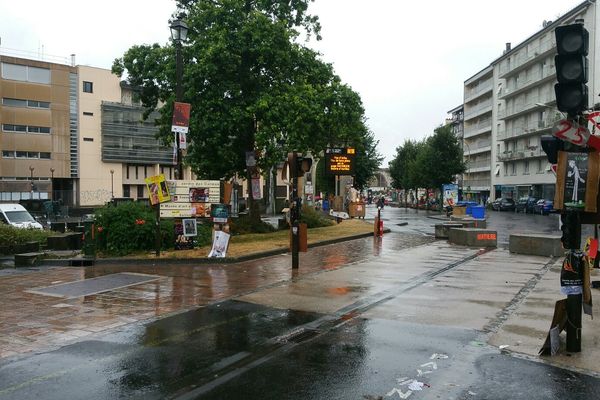 Tôt ce samedi matin, sur la place des Carmes, le dispositif de filtrage des piétons avait disparu. [màj] Des barrières ont été réinstallées depuis.