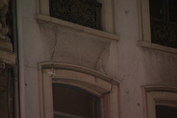 De multiples fissures ont été observées sur la façade de cet immeuble de la rue Nationale.