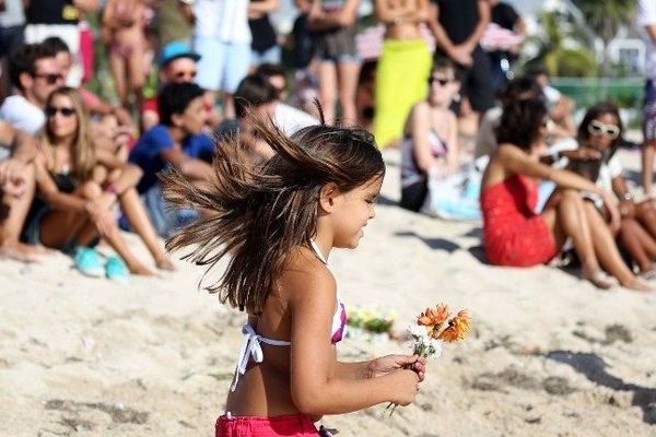 Une centaine de personnes se sont rassemblées sur la plage des Brisants à Saint-Gilles sur l'île de La Réunion 