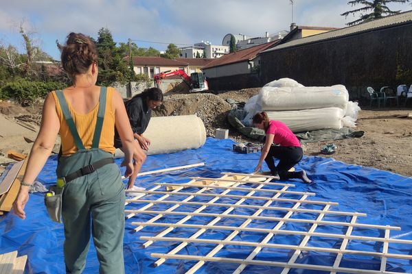 Le chantier participatif de la yourte réuni riverains et associations, objectif : avoir terminé de monter la tente vendredi 15 septembre.