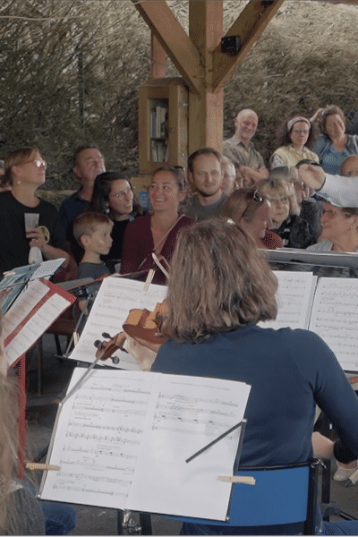 Le concert sous les halles du village de Boult-aux-Bois.