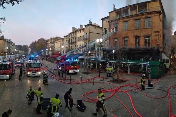 le centre ville historique d'Aix en Provence prend feu
