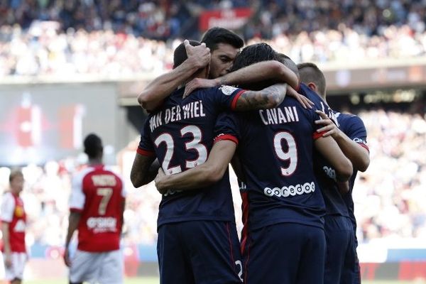 Cavani félicité par ses coéquipiers après ouvert la marque pour Paris en fin de première période, lors du match Ligue 1 opposant le club de la capitale à Reims.