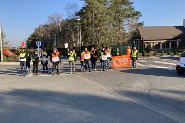 Les salariés de Servier Biologie à Gidy, dans le Loiret, sont en grève ce mardi 8 mars.