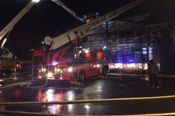 La cafétéria du centre commercial Cora de Saint-Jouan-des-Guérets bien attaqué par les flammes ce lundi matin