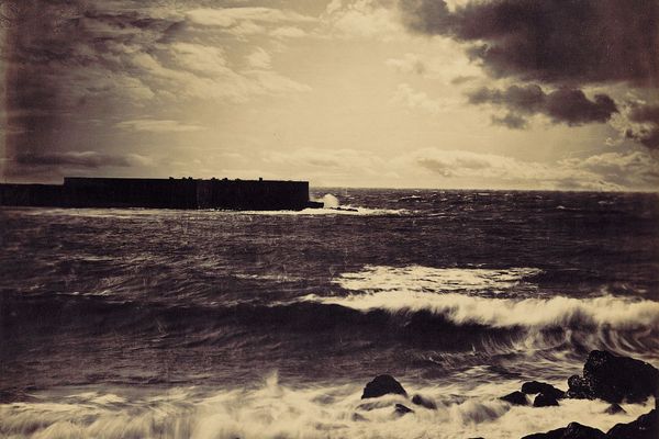 Avec la « Grande vague », Gustave Le Gray est le premier à photographier le ciel et la mer en mouvement., en 1857, à Sète dans l'Hérault