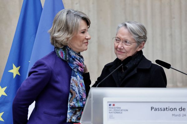 Au lendemain de sa nouvelle nomination, Elisabeth Borne a effectué la passation de pouvoir avec sa prédécesseuse Anne Genetet, mardi 24 décembre 2024.