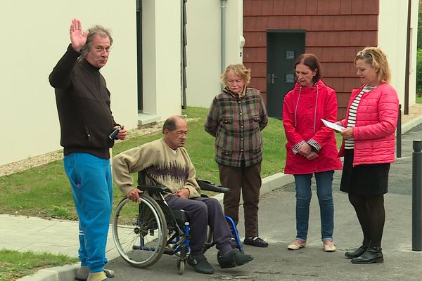 À Montigny-sur-Crécy, ces nouveaux habitants forment une petite communauté soudée dans leur résidence autonome pour seniors et tissent des liens avec le reste du village.