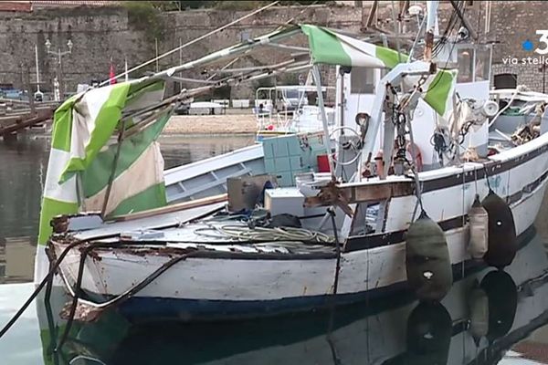 Dans le port Tino Rossi à Ajaccio, le bateau de Nicolas Salvini, marin-pêcheur, n'a pas résisté à la tempête Adrian. 