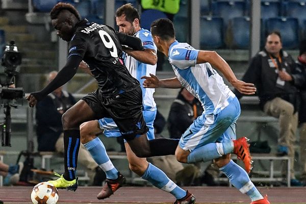 Le joueur de l'OGC NIce, Mario Balotelli (à gauche) poursuivi par ses adversaires de la Lazio de Rome, le 2 novembre 2017