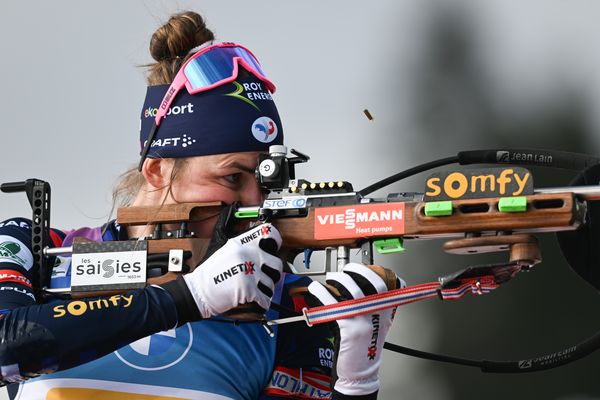 La biathlète des Saisies, Justine Braisaz-Bouchet, décroche l'or sur la mass start des championnats du monde de biathlon, son premier sacre mondial