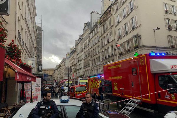 Rue d'Enghien, à Paris. À midi le 23 décembre 2022, un homme tue trois personnes près d'un centre culturel kurde.