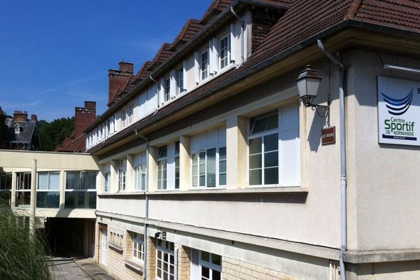 C'est en enjambant un vide entre la fenêtre de sa chambre et une terrasse que l'adolescente a chuté