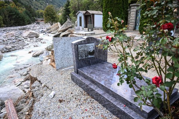 Une partie du cimetière de Saint Dalmas-de-Tende (Alpes-Maritimes) a été emporté par la rivière en crue lors des intempéries du 2 octobre 2020.