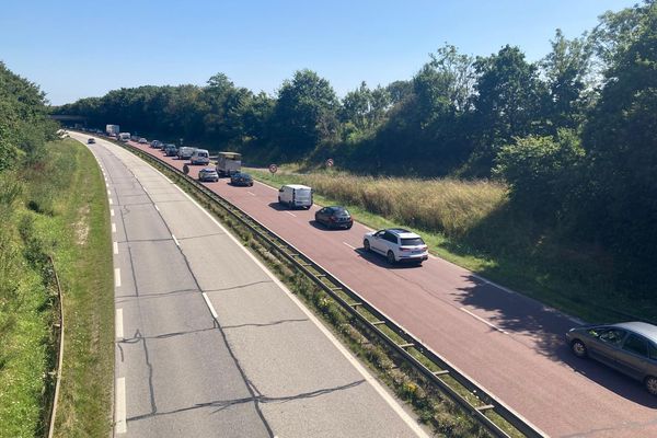 La route RN13 a été coupée dans les deux sens, lundi 5 août, entre Joganville et Valognes (Manche). Le corps sans vie d'un jeune homme a été découvert sur le terre-plein central dans la matinée.