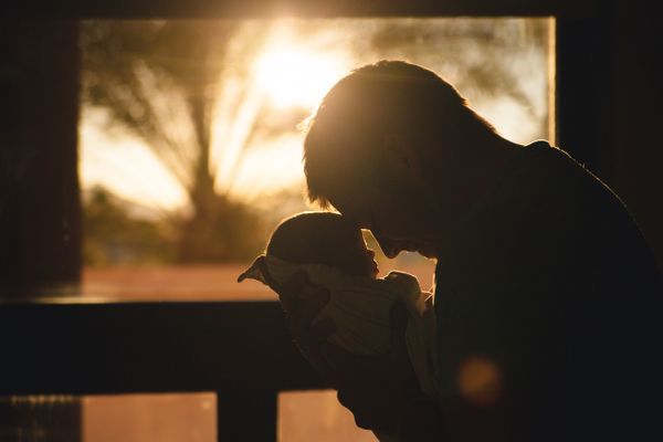 La place du père en post-partum est un enjeu d'égalité dans les foyers et dans les entreprises.