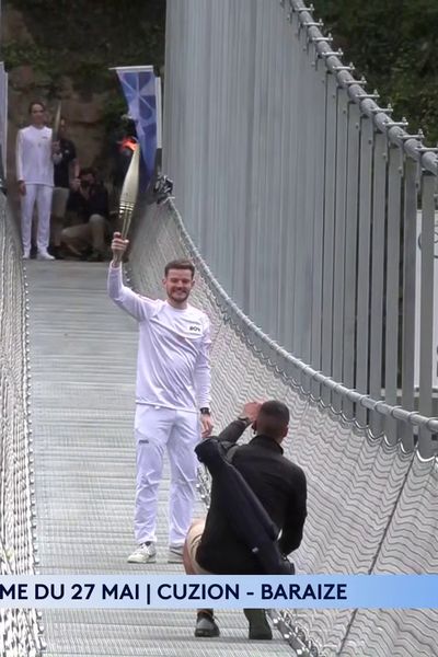 La flamme olympique traverse un pont himalayen dans l'Indre