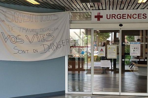 L'entrée du service des Urgences du CHU de Caen, en grève, le 29 juin 2016