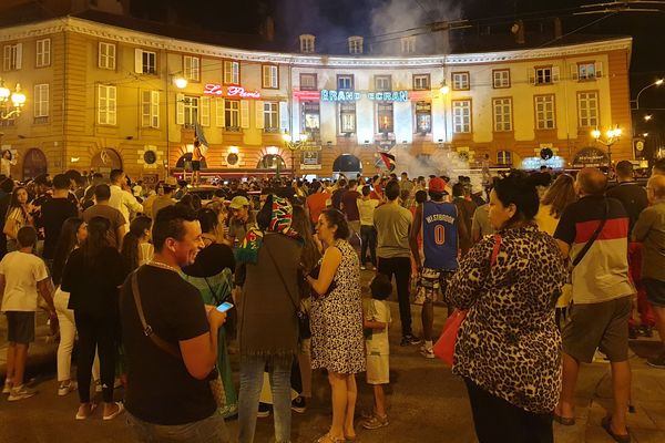 Sur la place Denis Dussoubs, dans la nuit du vendredi 19 juillet. 