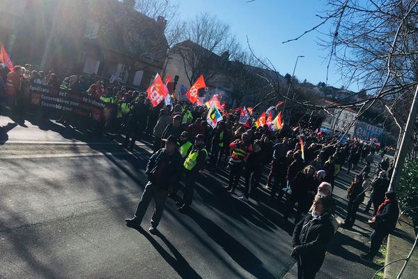 Les manifestants étaient près de 2.000, selon les syndicats, jeudi 6 février, à défiler à Poitiers contre le projet de réforme des retraites.