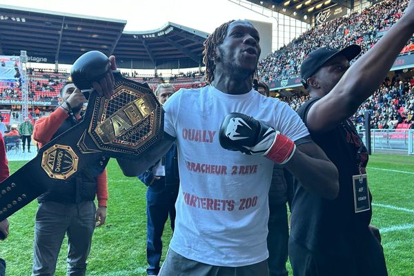 Ceinture de l'AEF pour Oualy Tandia après sa victoire par KO sur la pelouse du Roazhon Park ce 17 mai 2024