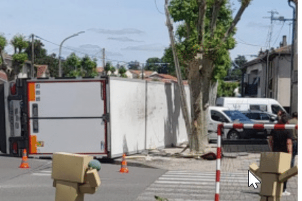 Le camion bloque la circulation du boulevard Saint-Jacques à Condom dans le Gers.