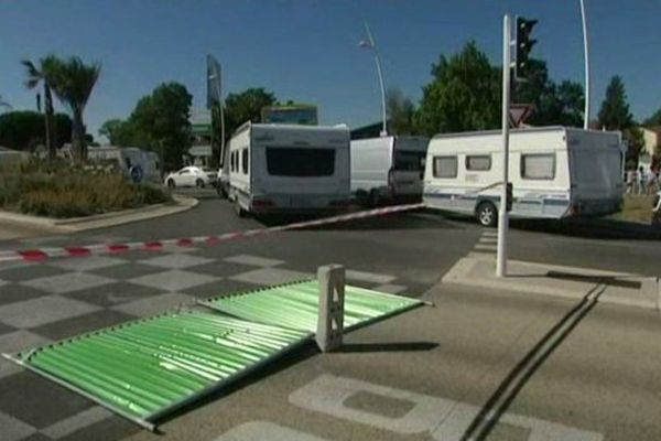 70 caravanes des gens du voyage bloque ce matin la zone des Tourrades à Cannes-la-Bocca. Il est impossible de circuler. 