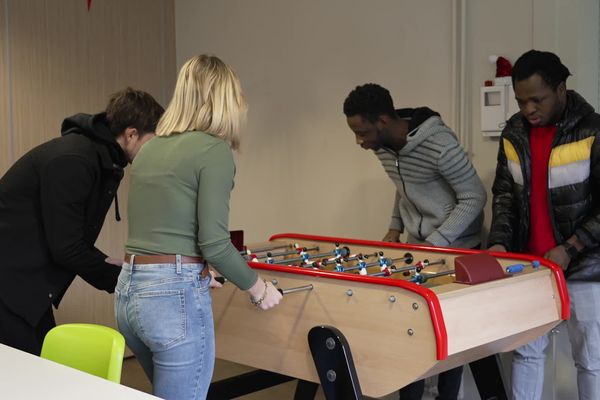 Les jeunes résidents de La Licorne, à Amiens sont tous actifs ou en formation. Quand ils sont à la résidence, ils se retrouvent et organisent des tournois de babyfoot.