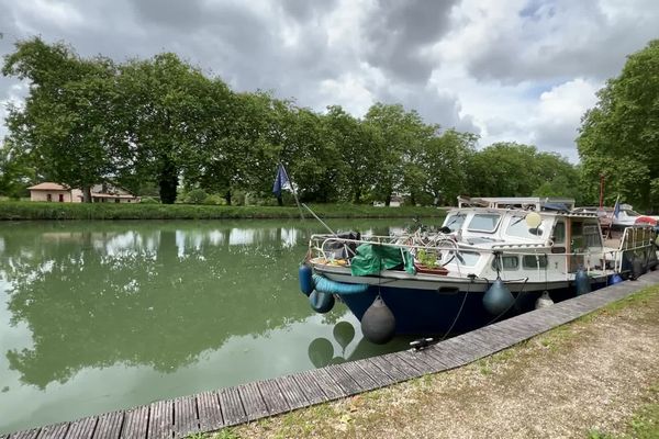 Ne pouvant pas passer sous le pont, certains bateaux restent bloqués à quai.