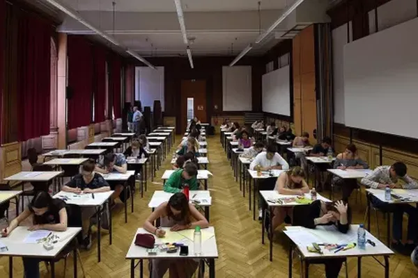 La ministre de l'Enseignement supérieur Frédérique Vidal a affirmé ce mercredi matin que les partiels universitaires en présentiel seront maintenus, malgré la flambée de l'épidémie.