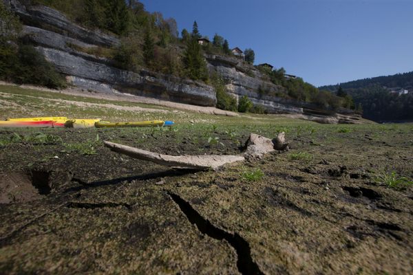 A Villers-le-Lac, début septembre 2020, le Doubs avait quasiment disparu. Il était à 8 mètres sous la cote habituelle, en raison de la sécheresse et de la canicule.