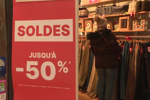 Jusqu'à -50% affichés dès le premier jour des soldes dans ce magasin.