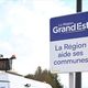 La région Grand Est a installé en mars 2024 le premier panneau "La Région aide ses communes."