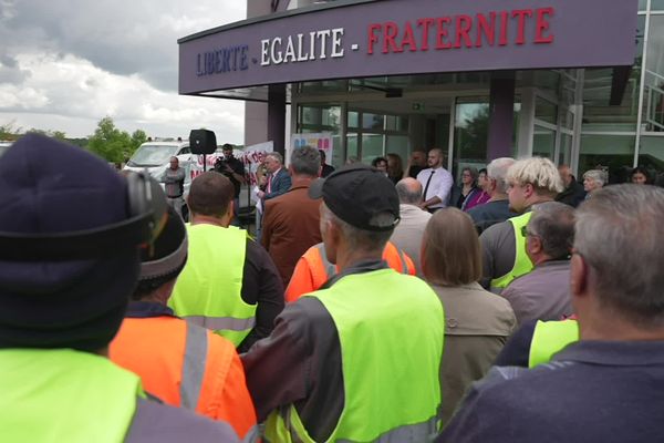 Environ 400 personnes se sont rassemblées ce mardi 11 juin 2024 devant l'hôtel de ville de Mont-Saint-Martin pour apporter un soutien à la municipalité en panne... d'assurance.