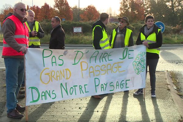 Des riverains mobilisés, le 3 décembre 2024, pour dire non à la création d'une aire de grand passage à Aussonne, dans l'agglomération de Toulouse.